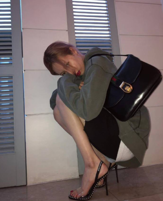 泫雅晒美照大玩下衣失踪大秀白嫩筷子腿