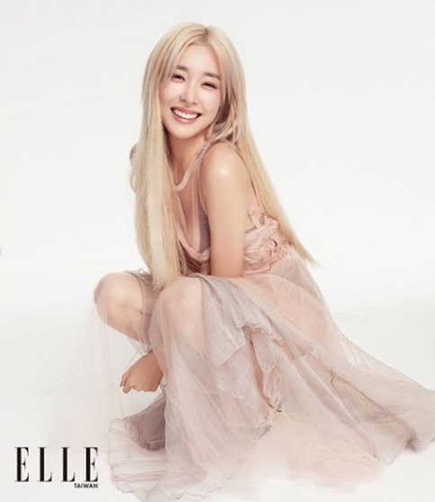 少女时代成员Tiffany最新时装杂志照美貌似娃娃
