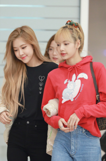 BLACK PINK仁川返韩 LISA ROSÉ挽手出关超可爱