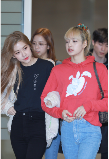 BLACK PINK仁川返韩 LISA ROSÉ挽手出关超可爱