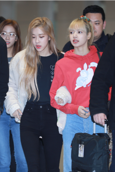 BLACK PINK仁川返韩 LISA ROSÉ挽手出关超可爱