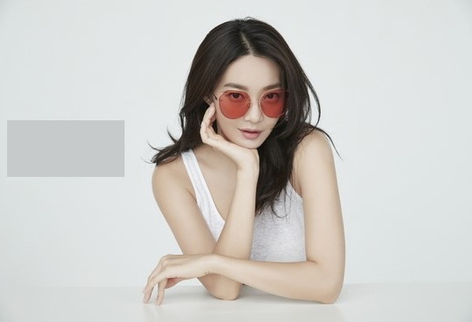 申敏儿品牌代言人纯白造型变身知性美女