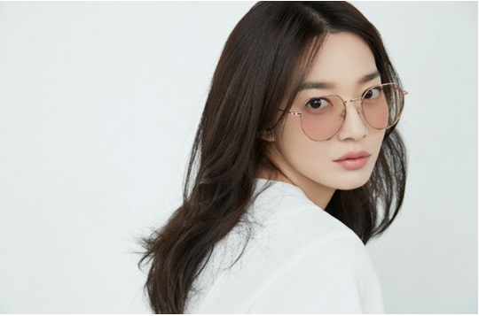申敏儿品牌代言人纯白造型变身知性美女
