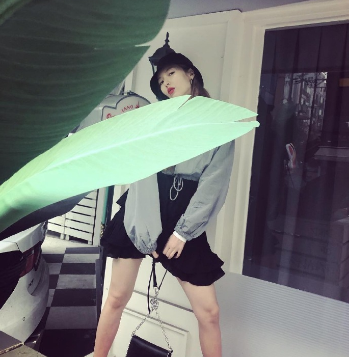 泫雅晒美照百褶短裙青春靓丽抱狗狗非常开心