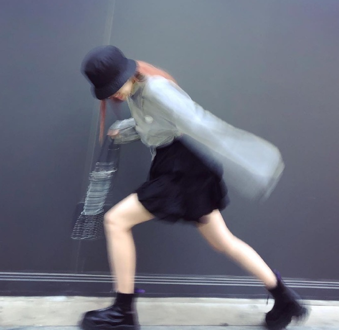 泫雅晒美照百褶短裙青春靓丽抱狗狗非常开心