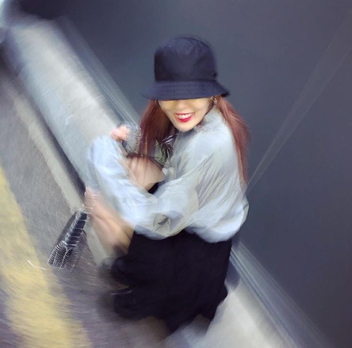 泫雅晒美照百褶短裙青春靓丽抱狗狗非常开心