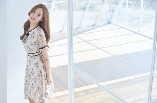 朴敏英2019春夏季新品宣传照笑容甜美大秀美腿