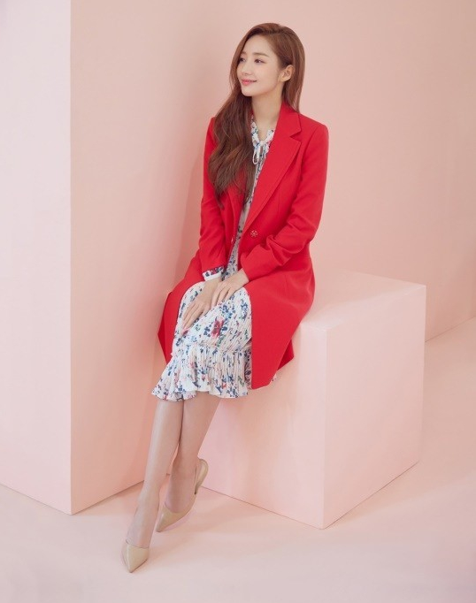朴敏英2019春夏季新品宣传照笑容甜美大秀美腿