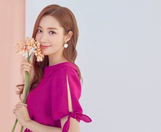 朴敏英2019春夏季新品宣传照笑容甜美大秀美腿