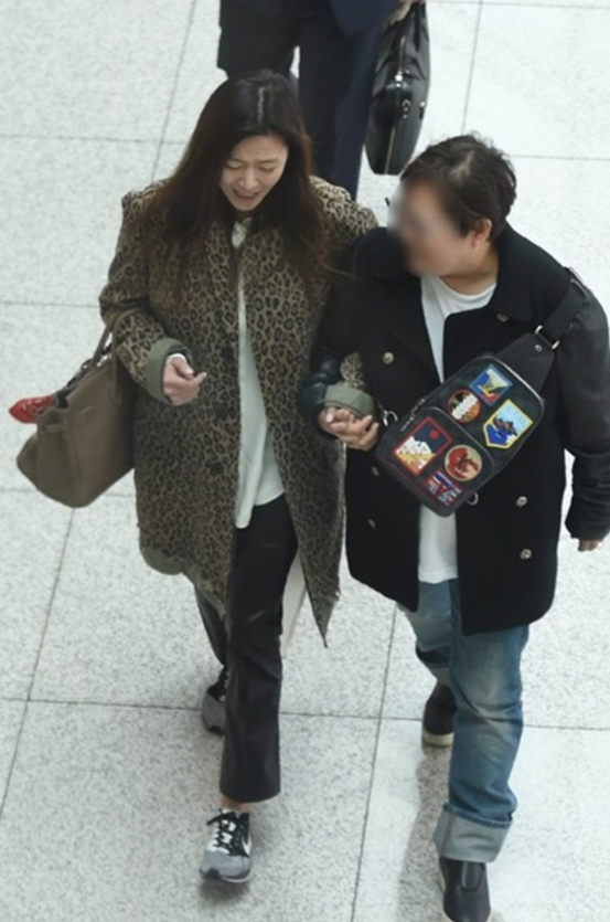 全智贤女神魅力不减穿豹纹大衣笑容甜美