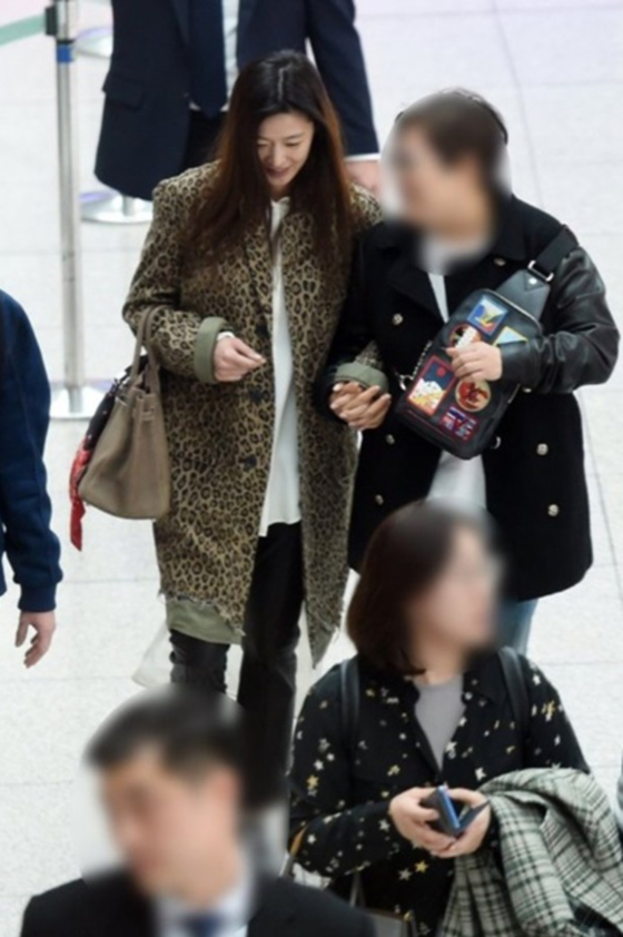 全智贤女神魅力不减穿豹纹大衣笑容甜美
