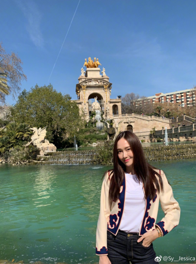 郑秀妍微博晒美照惬意游欧洲蛮腰纤细好身材