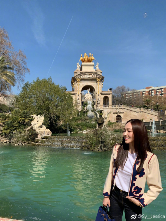 郑秀妍微博晒美照惬意游欧洲蛮腰纤细好身材