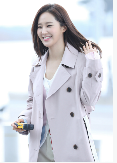 少女时代成员Yuri现身仁川机场笑容甜美心情佳