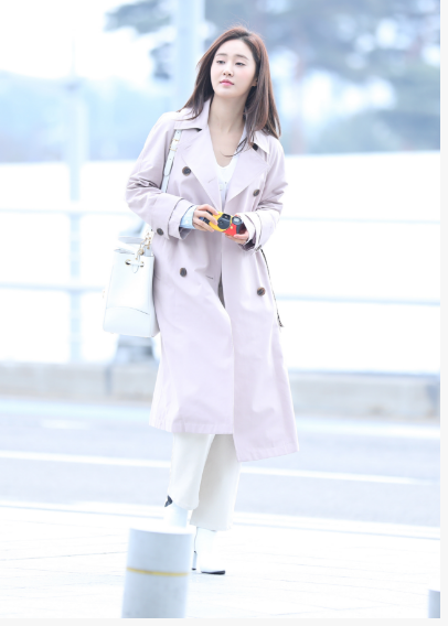 少女时代成员Yuri现身仁川机场笑容甜美心情佳
