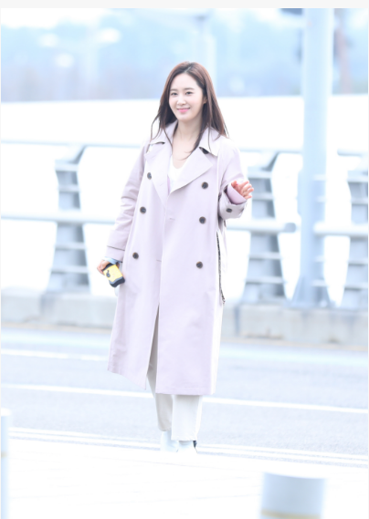 少女时代成员Yuri现身仁川机场笑容甜美心情佳