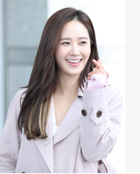 少女时代成员Yuri现身仁川机场笑容甜美心情佳