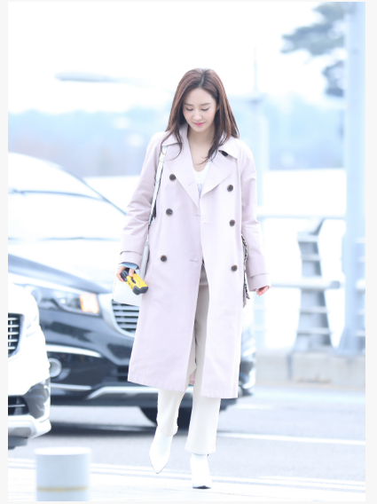 少女时代成员Yuri现身仁川机场笑容甜美心情佳