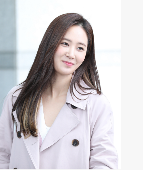 少女时代成员Yuri现身仁川机场笑容甜美心情佳