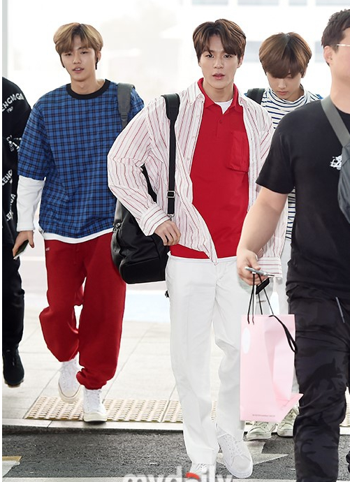 NCT DREAM现身仁川机场色彩搭配可爱帅气