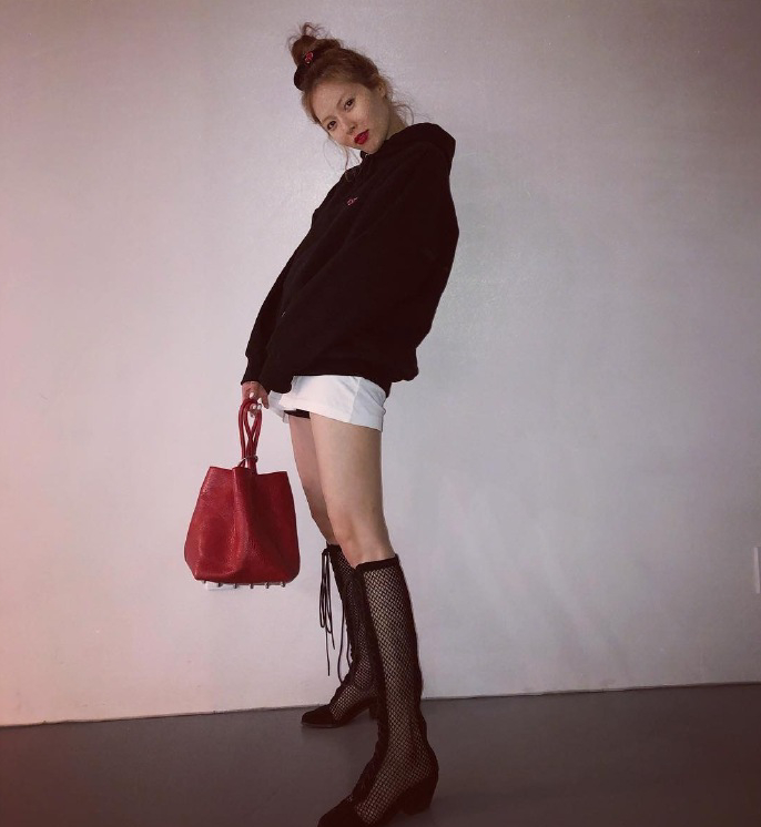 泫雅晒美照大秀美腿妆容清淡红唇鲜艳美丽动人