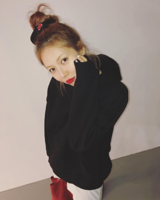 泫雅晒美照大秀美腿妆容清淡红唇鲜艳美丽动人