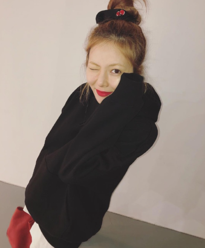 泫雅晒美照大秀美腿妆容清淡红唇鲜艳美丽动人