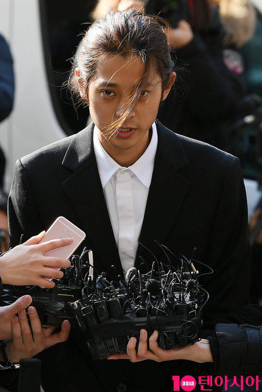 郑俊英因非法拍摄散步录像今日接受警方调查