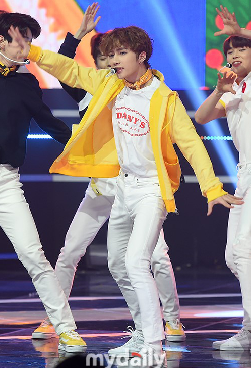 TXT登台MBC MUSIC《show champion》节目的现场直播