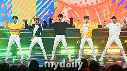 TXT登台MBC MUSIC《show champion》节目的现场直播
