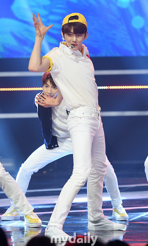 TXT登台MBC MUSIC《show champion》节目的现场直播