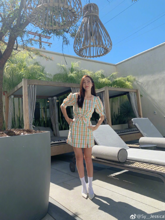 郑秀妍晒黄绿格子短裙的照大秀美腿身材纤细
