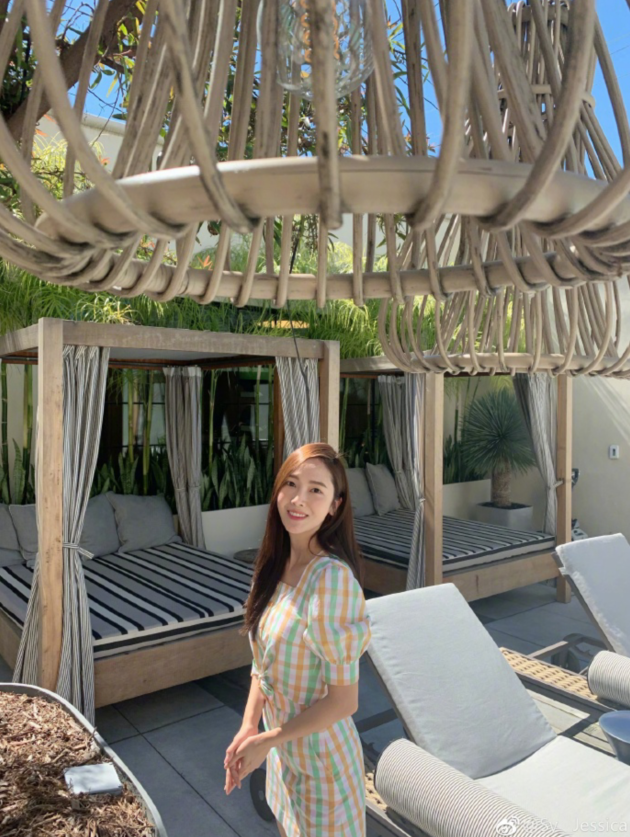 郑秀妍晒黄绿格子短裙的照大秀美腿身材纤细
