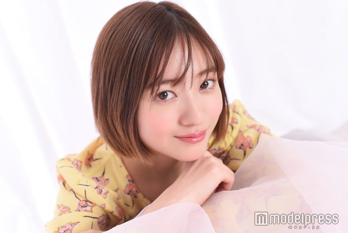 伊藤千晃鹅黄色连衣裙写真少女气息十足