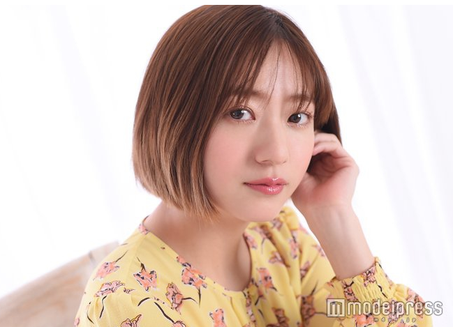 伊藤千晃鹅黄色连衣裙写真少女气息十足