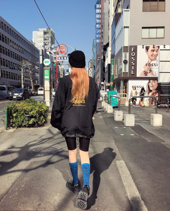 泫雅身穿蓝色豹纹长筒袜，秀白皙美腿