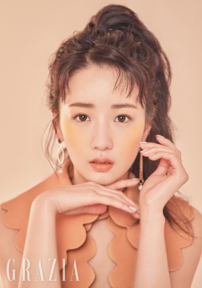 Apink成员尹普美最新画报21日公开完成了充满诱惑力的画报