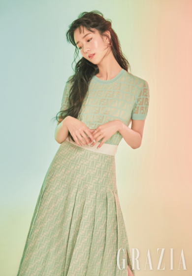 Apink成员尹普美最新画报21日公开完成了充满诱惑力的画报