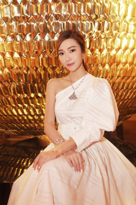 郑秀妍微博晒活动照气质典雅高贵侧头微笑