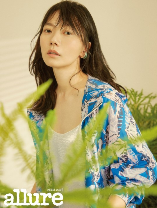 裴斗娜杂志封面照 绿色系主题风格素雅