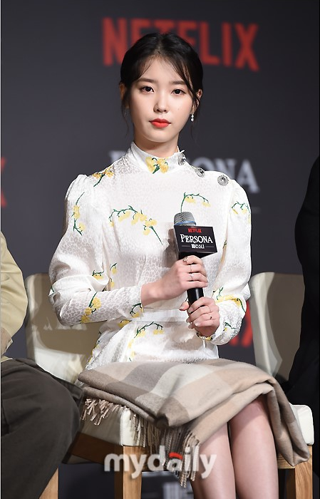 IU出席Netflix电影《Persona》发布会碎花白裙清纯可人