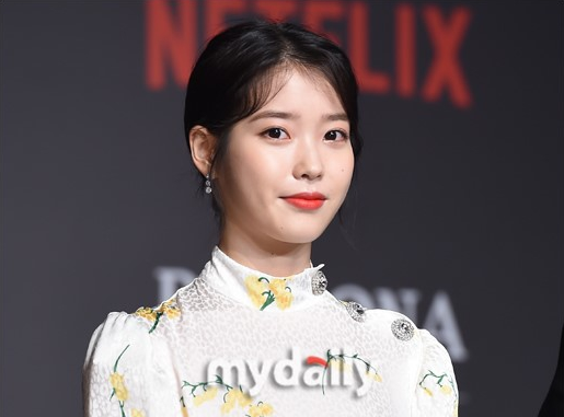 IU出席Netflix电影《Persona》发布会碎花白裙清纯可人