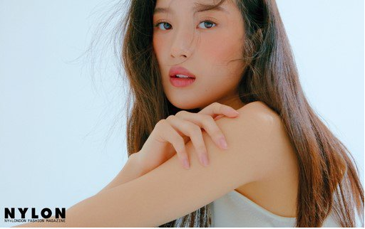 文佳英最新杂志公开清纯靓丽美貌抢眼