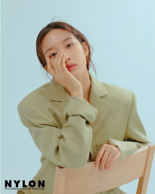文佳英最新杂志公开清纯靓丽美貌抢眼