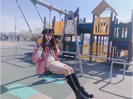 男团B1A4成员孔璨女装照粉红连衣裙嘟嘴少女气质十足