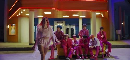 防弹少年团携手美国新生代歌手海尔希（Halsey）推新辑