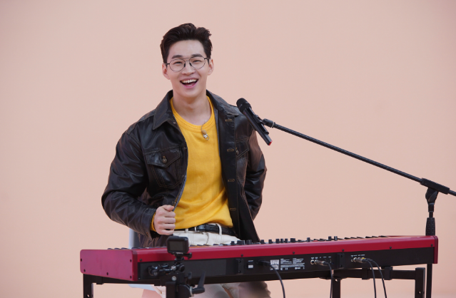 脸红的思春期与歌手Henry一同出演的《Idol Room》最新预告公开