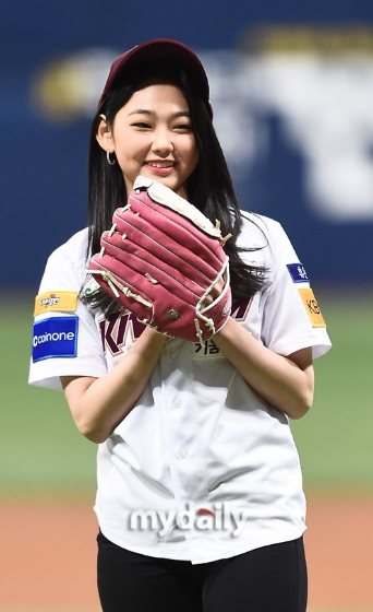 GUGUDAN成员康美娜担任职业棒球比赛开球嘉宾