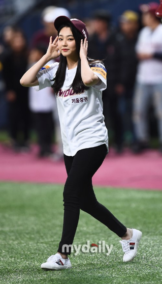 GUGUDAN成员康美娜担任职业棒球比赛开球嘉宾