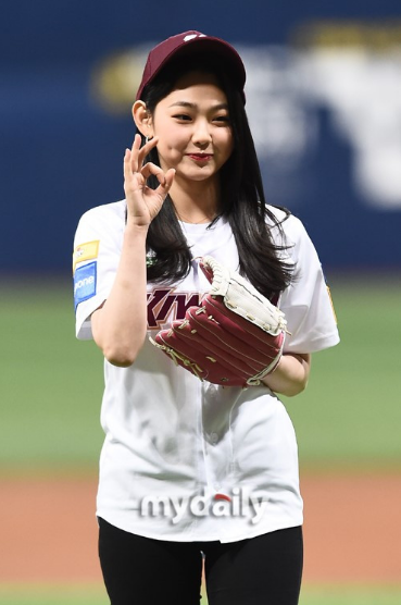 GUGUDAN成员康美娜担任职业棒球比赛开球嘉宾